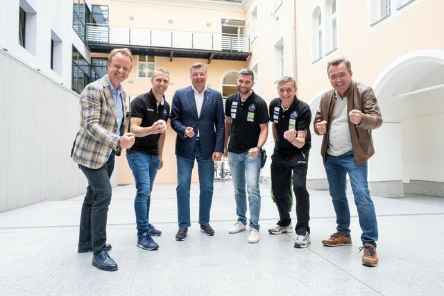 Bürgermeister Mario Abl (Trofaiach), Obmann-Stellvertreter Karl Heinz Weiland,  BT Füchse-Präsident Jörg Leichtfried, Trainer Benjamin Teras (Herren) und Ivan Hrupic (Damen) und Peter Koch (Bruck an der Mur). | Foto: Stadt Bruck/Mehlmauer
