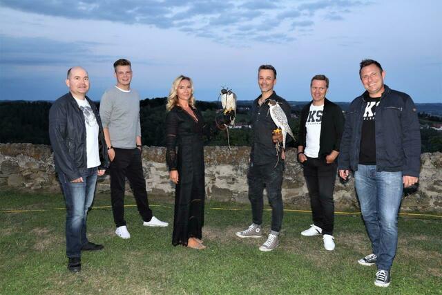 Skylight bei der Videopräsentation mit den beiden Greifvögeln Romeo und Sven. | Foto: WOCHE