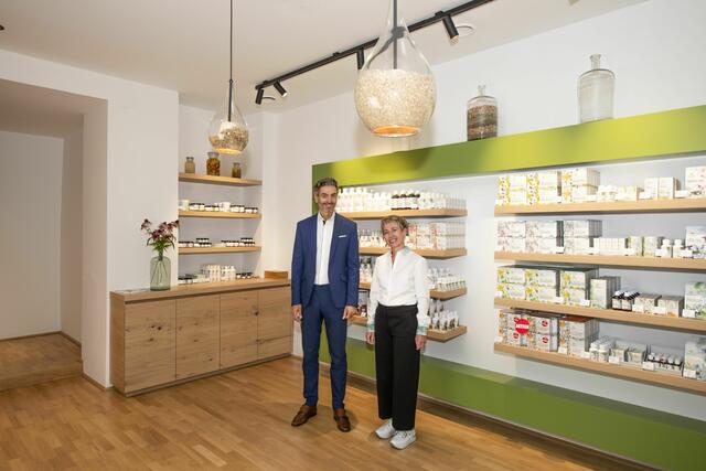 Shopleiter Walter Wieland und Petra Strohmeier im neu eröffneten Sonnenmoor-Geschäft in der Rainerstraße. | Foto: Sonnenmoor