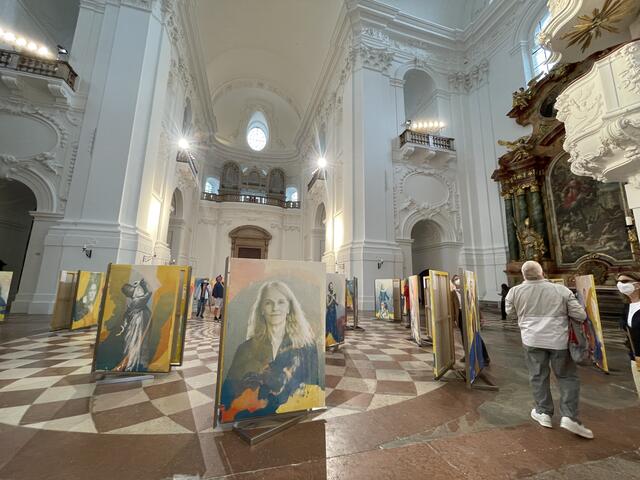 Die Ausstellung "100 female voices" in der Kollegienkirche.  | Foto: sm