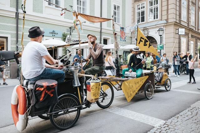 Das Straßenmusik-Trio "Freak Bike Youngsters" musiziert auf einem umgebauten und geschmückten Lastenfahrrad. | Foto: Altstadtverband/Niko Zuparic 