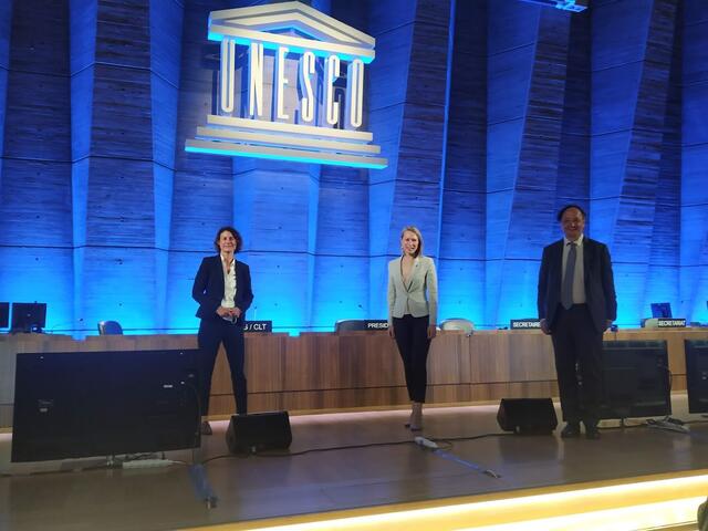 Julia Majcan (M.) gemeinsam mit Botschafterin Claudia Reinprecht und Botschafter Peter Brezovszky.  | Foto: Majcan