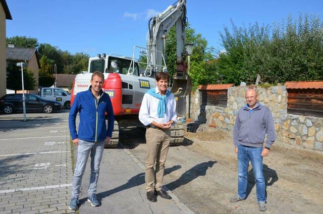 Franz Angerer (Mitte) im Zuge der Besichtigung der Baustelle mit Peter Geigle vom Planungsbüro Flögl und Herrn Rosenkranz von der Firma Porr. | Foto: Stadtgemeinde Schärding
