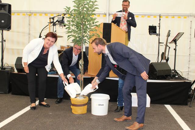 Zur Eröffnung wurde symbolhaft ein Topazapfelbaum mit Zeolith behandelt – mit Zeolith behandelte Erde ist imstande ein Vielfaches an Wasser aufzunehmen, was mit Hinblick auf den Klimawandel und heiße Tage Chancen darstellt. | Foto: BRS