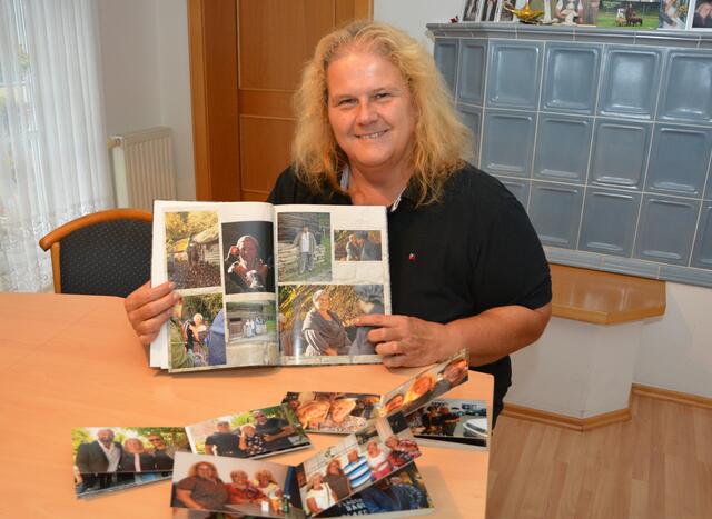 Seit knapp zehn Jahren steht Elisabeth Lederer-Tölly aus Bad Blumau als Komparsin vor der Kamera: Ihre Erlebnisse am Filmset hält sie in zahlreichen Fotoalben fest.