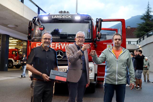 Offizielle Schlüsselübergabe im Einsatzzentrum: Kommandant der Feuerwehr der Stadt Landeck Christian Mayer, Bürgermeister Herbert Mayer und Kommandant-Stellvertreter Thomas Schönherr (v.re.) vor dem neuen Tanklöschfahrzeug. | Foto: Siegele