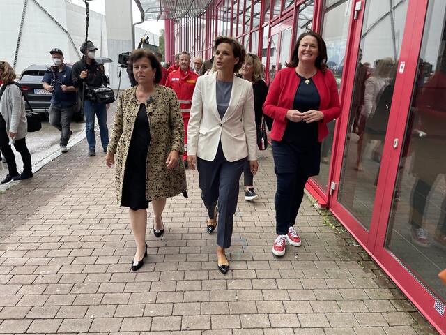 Landesrätin Birgit Gerstorfer, Pamela Rendi Wagner und die Welser Spitzenkandidatin Petra Wimmer besuchten die Impfstraße im Welser Messegelände. | Foto: BRS