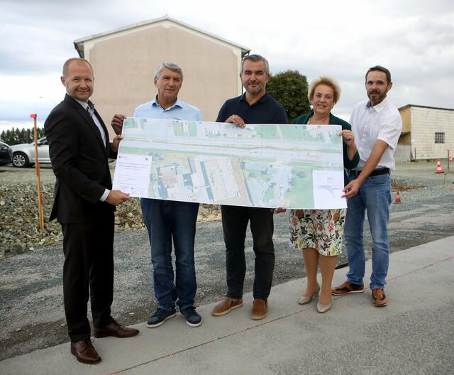 Mit den Umbauplänen: Georg Funovits (Landesholding), Bürgermeister Vinzenz Knor, Verkehrslandesrat Heinrich Dorner, Landtagspräsidentin Verena Dunst und Markus Tuma von der Bau-Landesverwaltung (von links). | Foto: Landesmedienservice