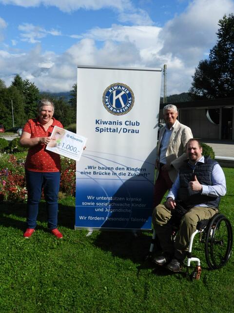 Bildunterschrift
(v.l.n.r.): MONEL Geschäftsführerin Monika Wegscheider, Kiwanis Vertreter Präsident Adi Lackner und Präsident elect Klaus Hössl bei der symbolischen Scheckübergabe. | Foto: © monel &amp; kiwanis spittal 2021