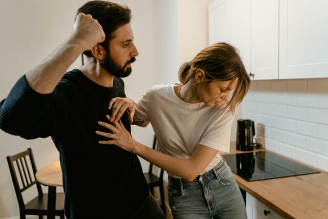 Gewalt in der Familie bleibt leider ein weit verbreitetes Problem. | Foto: Pexels