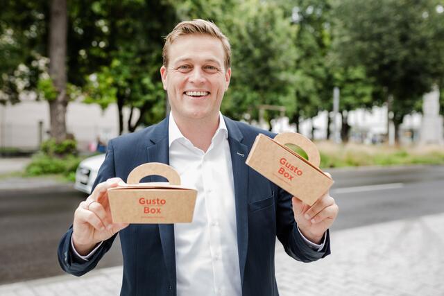 Landesrat Stefan Kaineder (Grüne) wirbt für die Gusto-Box. | Foto: Land OÖ