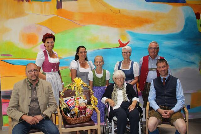 Bei der Gratulation von Erika Hutegger (80 Jahre). | Foto: Gemeinde Mariapfarr