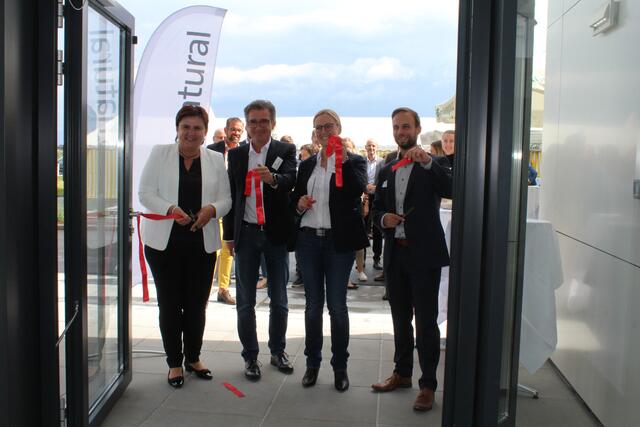 Landtagsabgeordnete Michaela Hinterholzer (ÖVP), Gründer und CEO Franz Reitbauer, Geschäftsführerin Tanja Gruber und Ennsdorfs Bürgermeister Daniel Lachmayr (SPÖ) bei der Eröffnung des neuen Firmengebäudes. | Foto: BRS