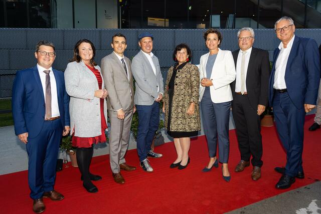 Auf dem Roten Teppich der Roten Nacht: Michael Lindner, Petra Wimmer, Stefan Etzelstorfer, Georg Brockmeyer, Birgit Gerstorfer, Pamela Rendi-Wagner, Klaus Luger und Alois Stöger (v. li.). | Foto: McGreenie