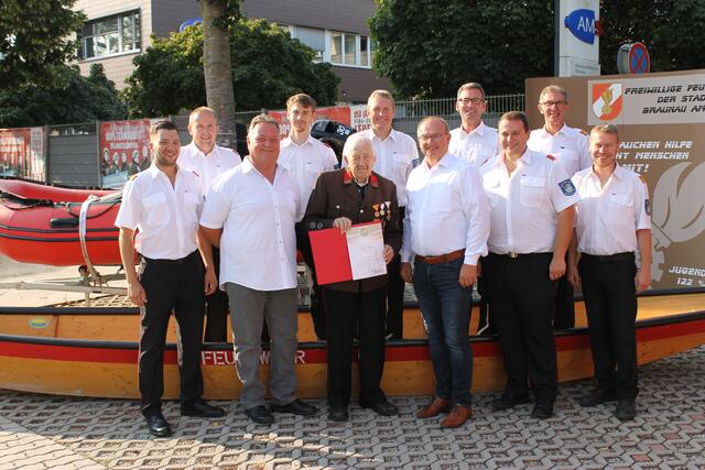 80 Jahre Mitgliedschaft und Tätigkeit wurden ausgezeichnet: Wilhelm Wagner (mitte). | Foto: FF Braunau