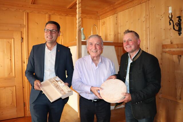 90. Geburtstag: Bundesratspräsident und Bauernbunddirektor Peter Raggl (li.) und Bezirksbauernobmann Elmar Monz (re.) gratulierten Alt-Landtagsabgeordneten Heinrich Juen. | Foto: Othmar Kolp