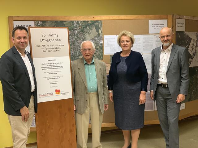 Ausstellungseröffnung: Initiator Thomas König, Holocaust-Überlebender Sandor Vandor, Landtagspräsidentin Verena Dunst, Bildungsdirektor Heinz Josef Zitz (von links). | Foto: Büro Dunst