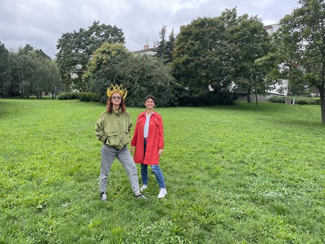 Barbara Salcher (r.) und Ella Necker machen den Park zur Bühne. Sehr zur Freude der Kinder im 23. Bezirk. 