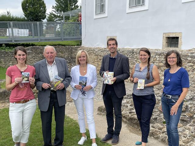 Pienette Coetzee, Gert Christian, Helga Sams, Bernhard Schrettle, Ursula Pintz und Gabriele Kleindienst bei der Präsentation. 