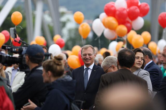 Landeshauptmann Thomas Stelzer auf dem Weg zur Bühne.