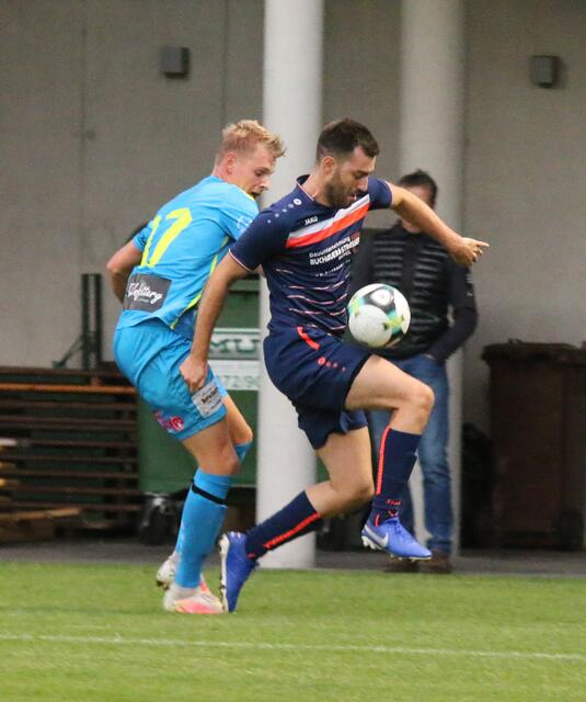 Mate Viduka (re., Hopfgarten/Itter) gibt Alexander Bergmann (Pillerseetal) das Nachsehen. | Foto: Habison