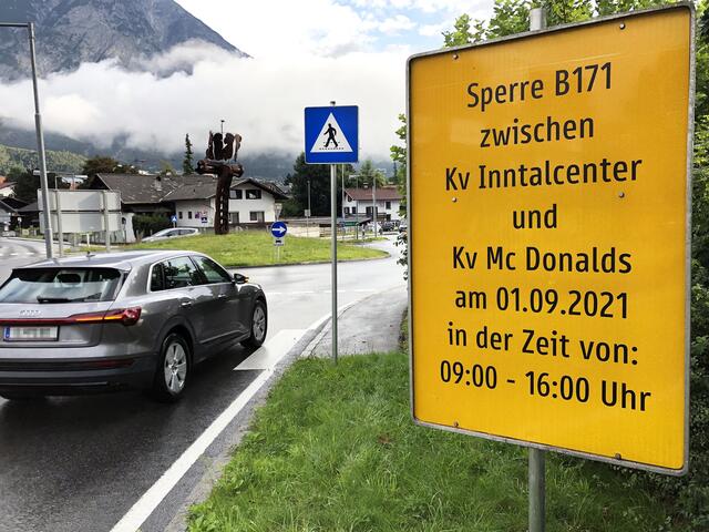 Hinweistafeln informieren bereits über die bevorstehende Sperre. | Foto: MG Telfs/Pichler