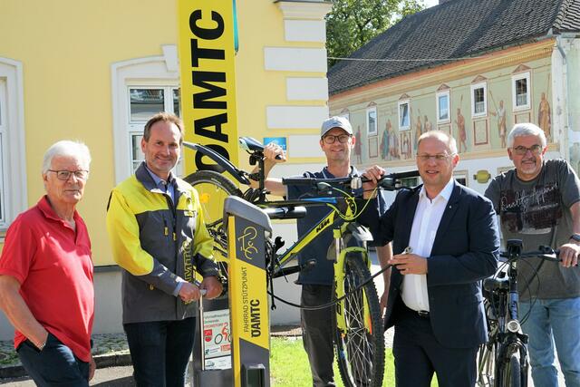 Heinz Leitl, ÖAMTC Landesdirektor Harald Großauer, Bürgermeister Christian Kolarik, Peter Arbeithuber und Helmut Rockenschaub (v.l.n.r) freuen sich über die neue Station.  | Foto: ÖMTC
