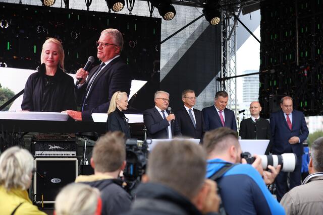 Freudenmoment: Klaus Luger eröffnete gemeinsam mit Thomas Stelzer, Günther Steinkellner, Markus Hein und Erich Haider die neue Eisenbahnbrücke (v.l.n.r.).