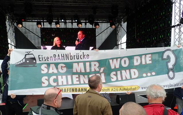 Dass die Eisenbahnbrücke ohne Schienen eröffnet wurde, kritisiert die Initiative "Verkehrswende jetzt" bei einer Protestaktion. | Foto: Verkehrswende jetzt