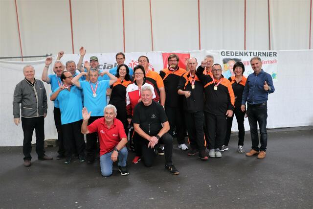 Die siegreichen Stocksportler und ihre Trainer vom ESV Alte Maut mit Peter Ehgartner, Josef Zach und Ludmilla Remler (vorne) sowie GK Werner Koch (li) und Karl Heinz Irrasch (re). | Foto: Edith Ertl