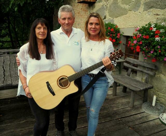 Johann Kronsteiner vom Erlebnishof Dorfer empfang die Simply-Guitar-Familie 