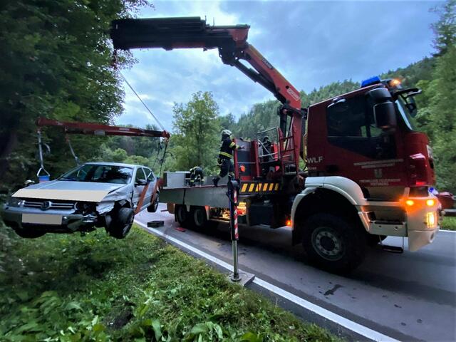 Ein schwer beschädigtes Fahrzeug musste in den Kremser Reihen geborgern werden, die Straße war während der Bergung gesperrt. | Foto: FF Voitsberg/Ninaus