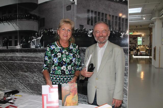 Karin Schwaiger mit Professor Andreas Maislinger (Auslandsdienst).