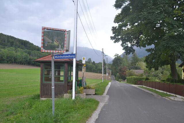 Von der Mühlhofstraße (von Payerbach nach Küb) zweigt hier die Zufahrt zur Mühlhofsiedlung ab