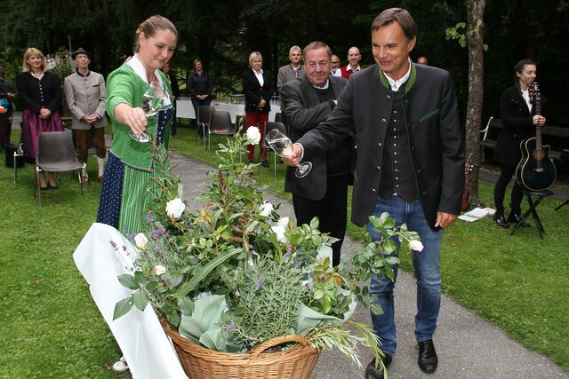 Mareike Claar und Bgm. Karlheinz Schuster taufen die neue und blühende Botschafterin von Bad Schwanberg. | Foto: Josef Fürbass