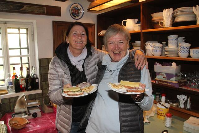 Schmankerl-Brötchen gab es bei Anna Kratz und Ulrike Hofmann.