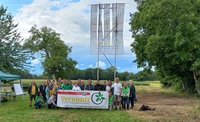 Die Teilnehmer am Protestcamp vor dem über elf Meter hohen Mahnmal gegen die Ost"Umfahrung". | Foto: Vernunft statt Ost"Umfahrung