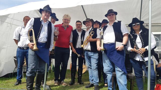 Die Mingerl Musi und Kulturvereins-Obmann Gerhard Blaboll mit Bgm. Jürgen Karall