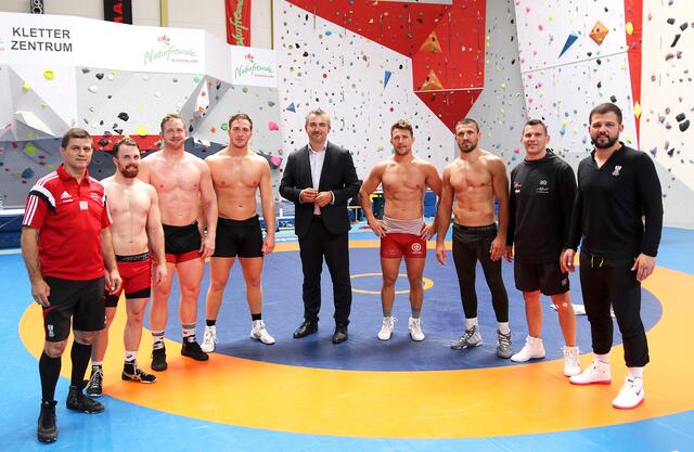  Sportlandesrat Heinrich Dorner besuchte die Ringer des österreichischen Nationalteams beim Internationalen Ringer-Trainingscamp im VIVA in Steinbrunn  | Foto: Bgld. Landesmedienservice