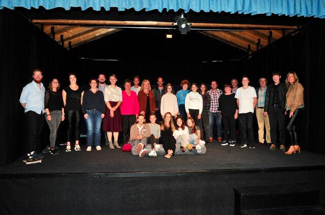 Jubiläumsfoto: Viele derjenigen, die seit Jahren mit dem Theaterverein verbunden sind, waren auf der Bühne. | Foto: Hassl