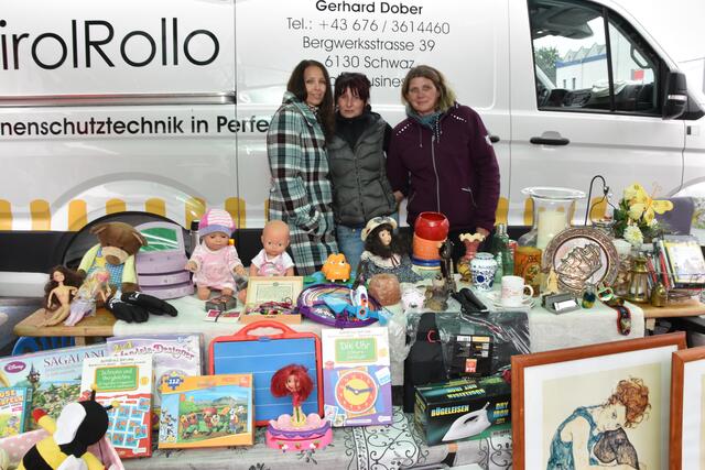 Barbara, Claudia und Elisabeth hatten die verschiedensten Dinge, an ihrem Verkaufsstand. | Foto: Kendlbacher