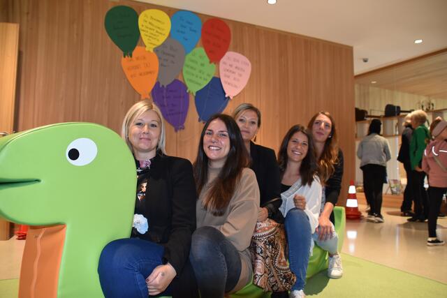 Freuen sich auf ihre Aufgaben in der neuen Kinderkrippe: Leiterin Martina Schennach (Mitte) mit (v.li.) Julia Rimml, Jana Hechenberger, Pauline Brantstätter und Seline Gstrein (nicht im Bild: Sabine Schneider, Jasmin Schatz und Anna Thöni)
