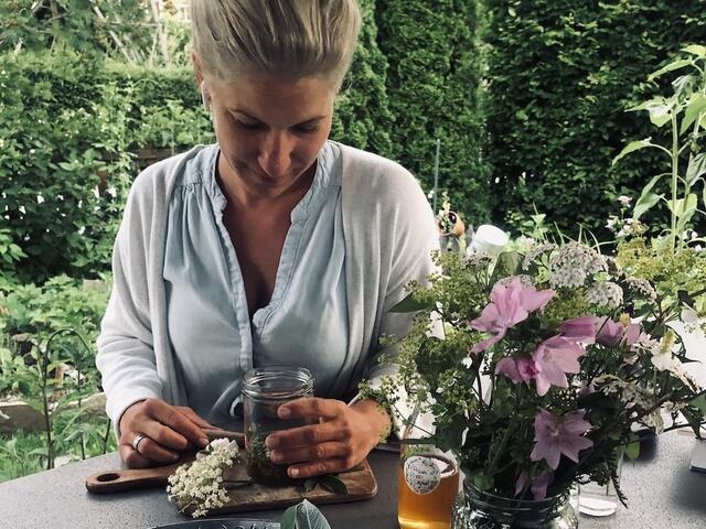 Kräuterexpertin Anja Fischer zeigt bei ihren Workshops wie man Oxymel macht. | Foto: Anja Fischer