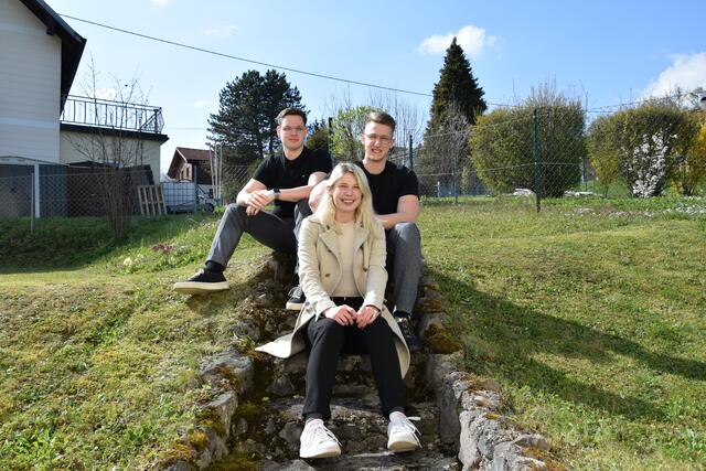 Michael Medweschek (l.), Markus Geilehner (r.) und Sabina Brantner (vorne) sind die Gründer und Geschäftsführer von Regiolix.  | Foto: BRS/mef