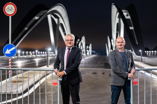 Bürgermeister Klaus Luger und Vizebürgermeister Markus Hein (r.) machten am Montagmorgen bei der Neuen Eisenbahnbrücke den Weg frei. | Foto: Kerschbaummayr/Fotokerschi.at