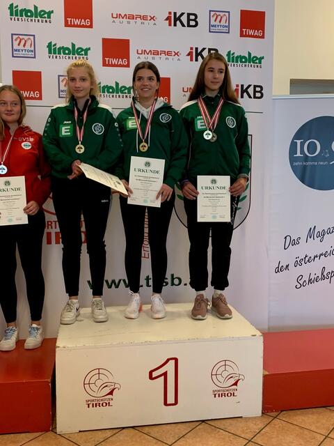 Die "silberne" Romina Cermak am Podest. | Foto: Kapfenberger Schützenverein