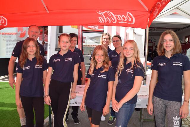 Ob jung oder junggeblieben, alle halfen beim Bonisdorfer Feuerwehr-Frühschoppen mit großem Engagement mit.  | Foto: Elisabeth Kloiber