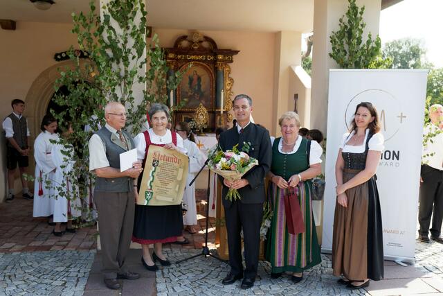 Christine Gmoser (2.v.l.) wurde für ihre Verdienste um die Bartholomäus-Kirche mit der Ehrenurkunde der Marktgemeinde Neudau ausgezeichnet. | Foto: Peter Sander