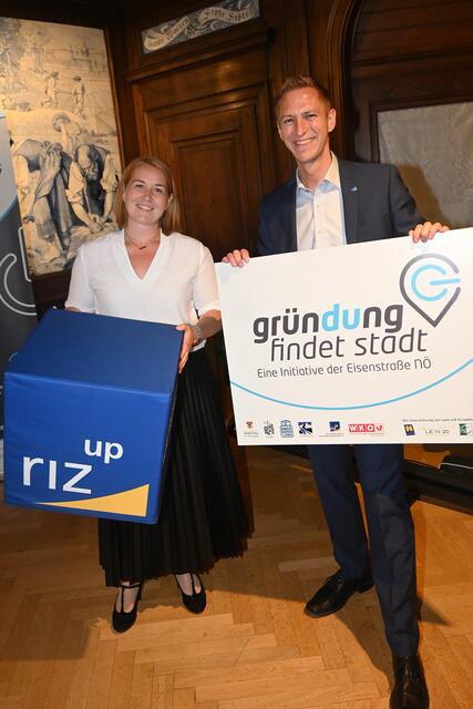 „Wir haben vieles erreicht. Der größte Erfolg ist der bunte Mix an motivierten Gründerinnen und Gründern“, freuten sich Eisenstraße-Projektleiterin Bettina Rehwald und Eisenstraße-Themenfeldsprecher und riz up-Gründungsberater Gregor Haslinger.
 | Foto: Eisenstraße NÖ