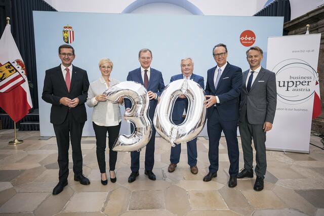 Wirtschafts-Landesrat Markus Achleitner, Doris Hummer, Präsidentin Wirtschaftskammer OÖ, Landeshauptmann Thomas Stelzer, Johann Kalliauer, Präsident Arbeitskammer OÖ, Joachim Haindl-Grutsch, Geschäftsführer Industriellenvereinigung OÖ, und Werner Pamminger, Geschäftsführer Business Upper Austria.
  | Foto: Land OÖ